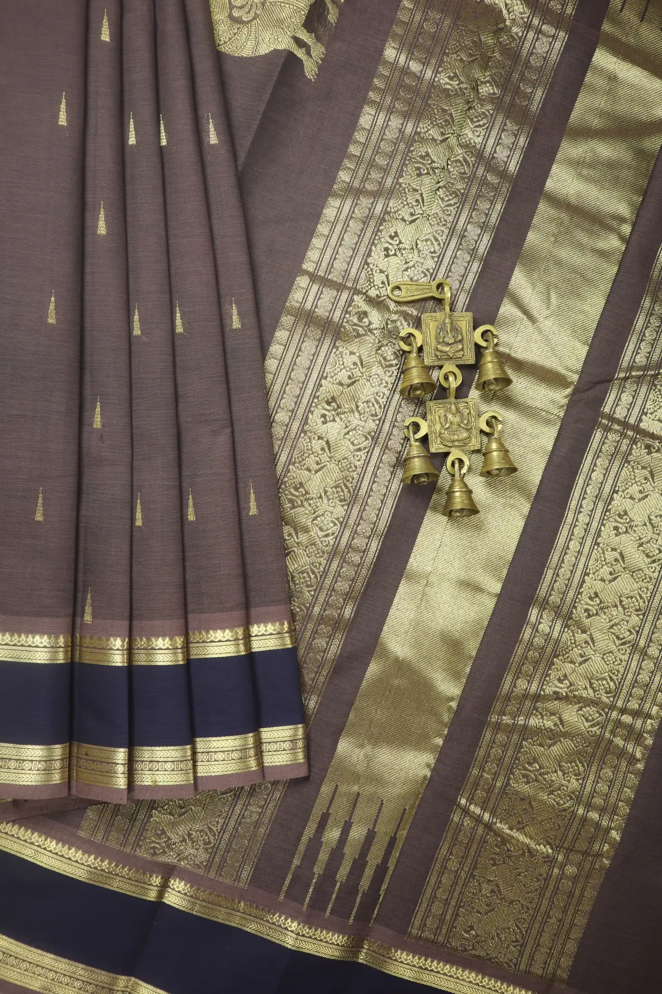 brown-temple-ruthratcham-rettai-pettu-kanchi-cotton-saree-uu005694-a