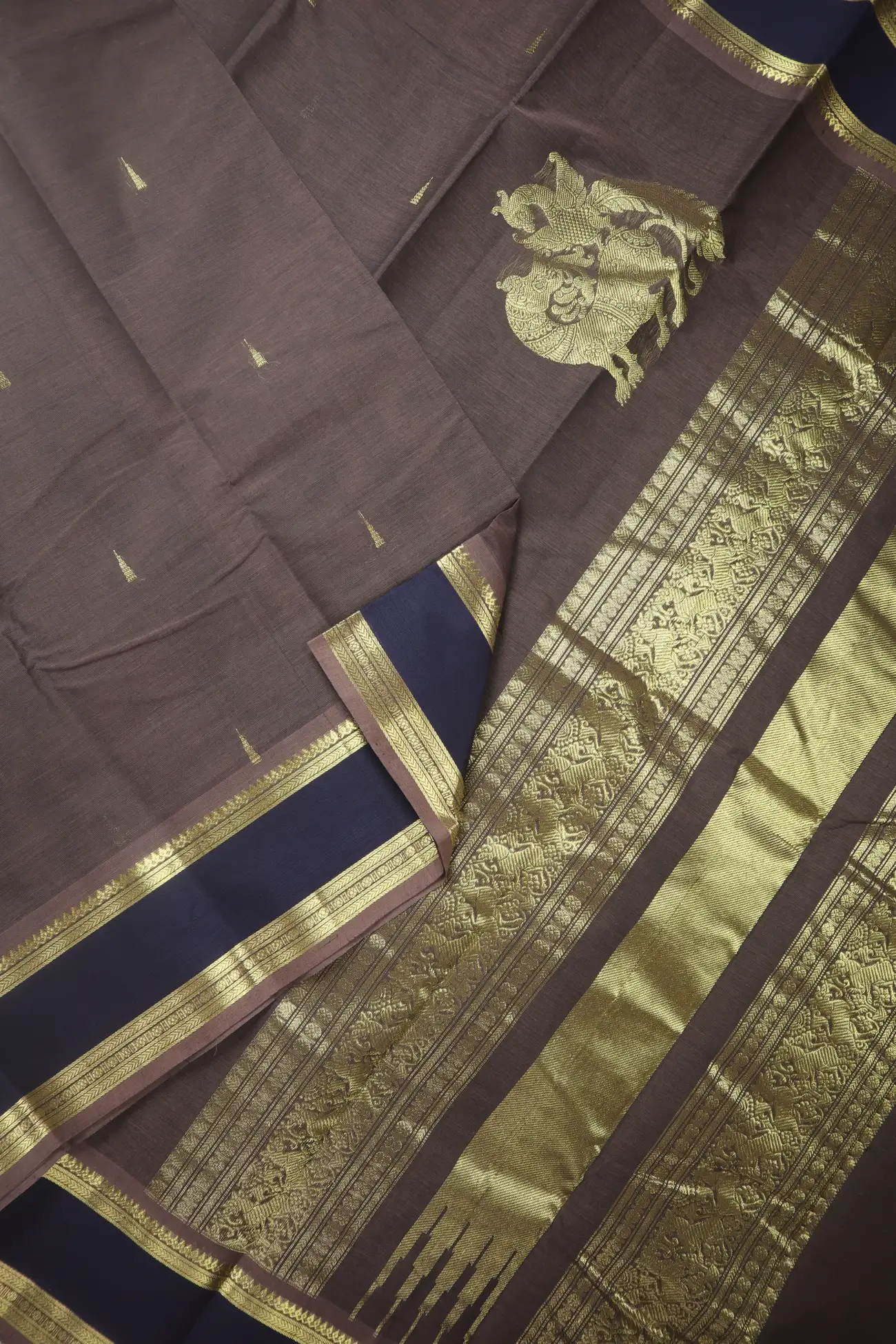 brown-temple-ruthratcham-rettai-pettu-kanchi-cotton-saree-uu005694-b
