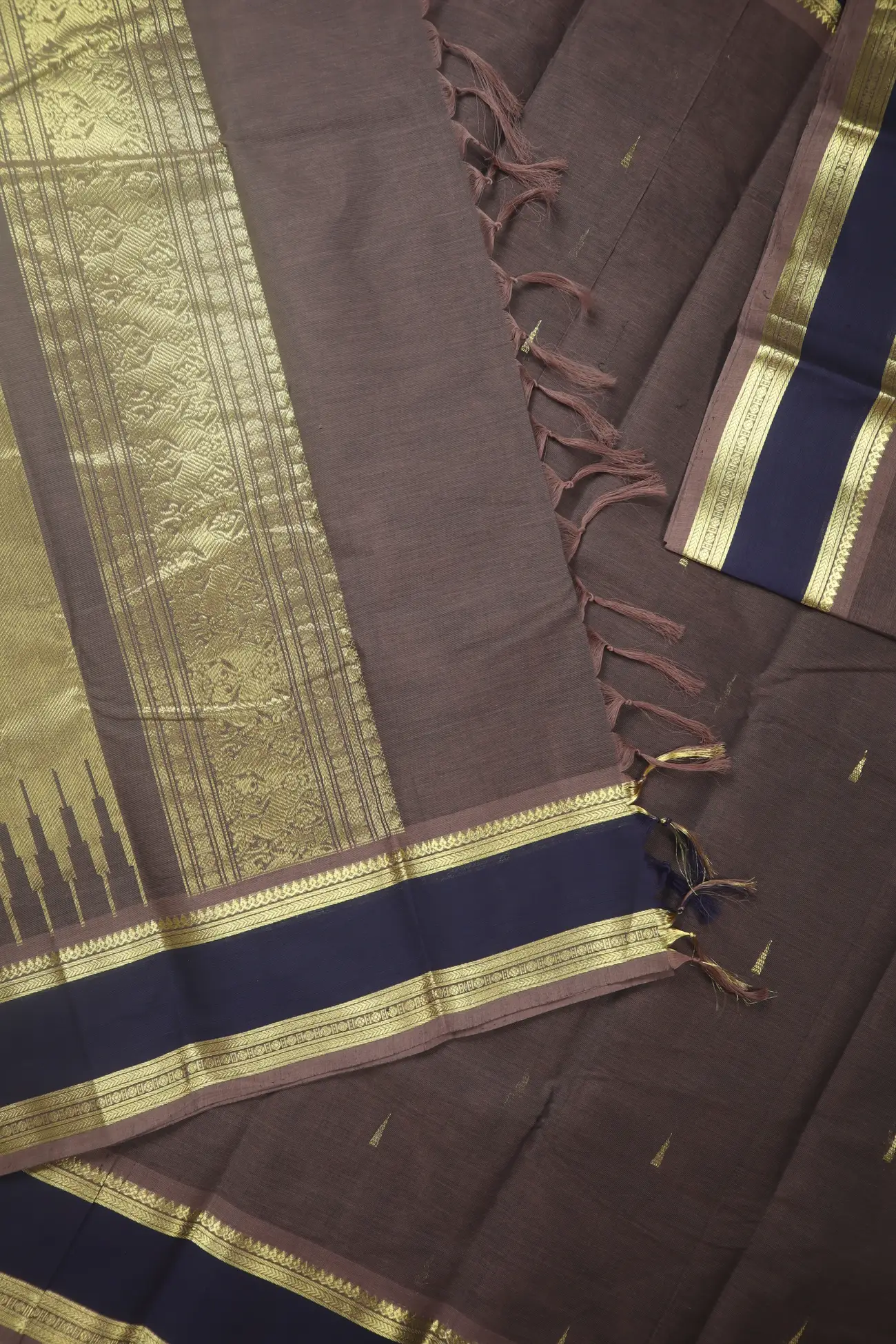 brown-temple-ruthratcham-rettai-pettu-kanchi-cotton-saree-uu005694-c