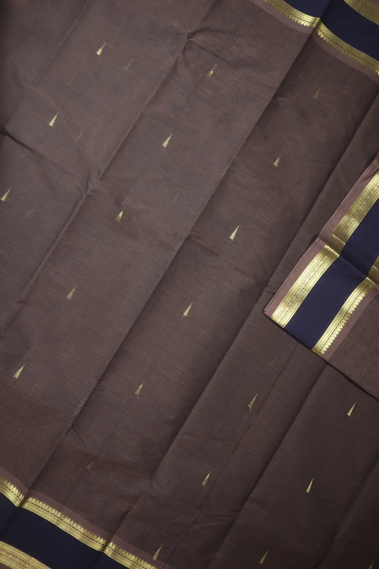 brown-temple-ruthratcham-rettai-pettu-kanchi-cotton-saree-uu005694-d