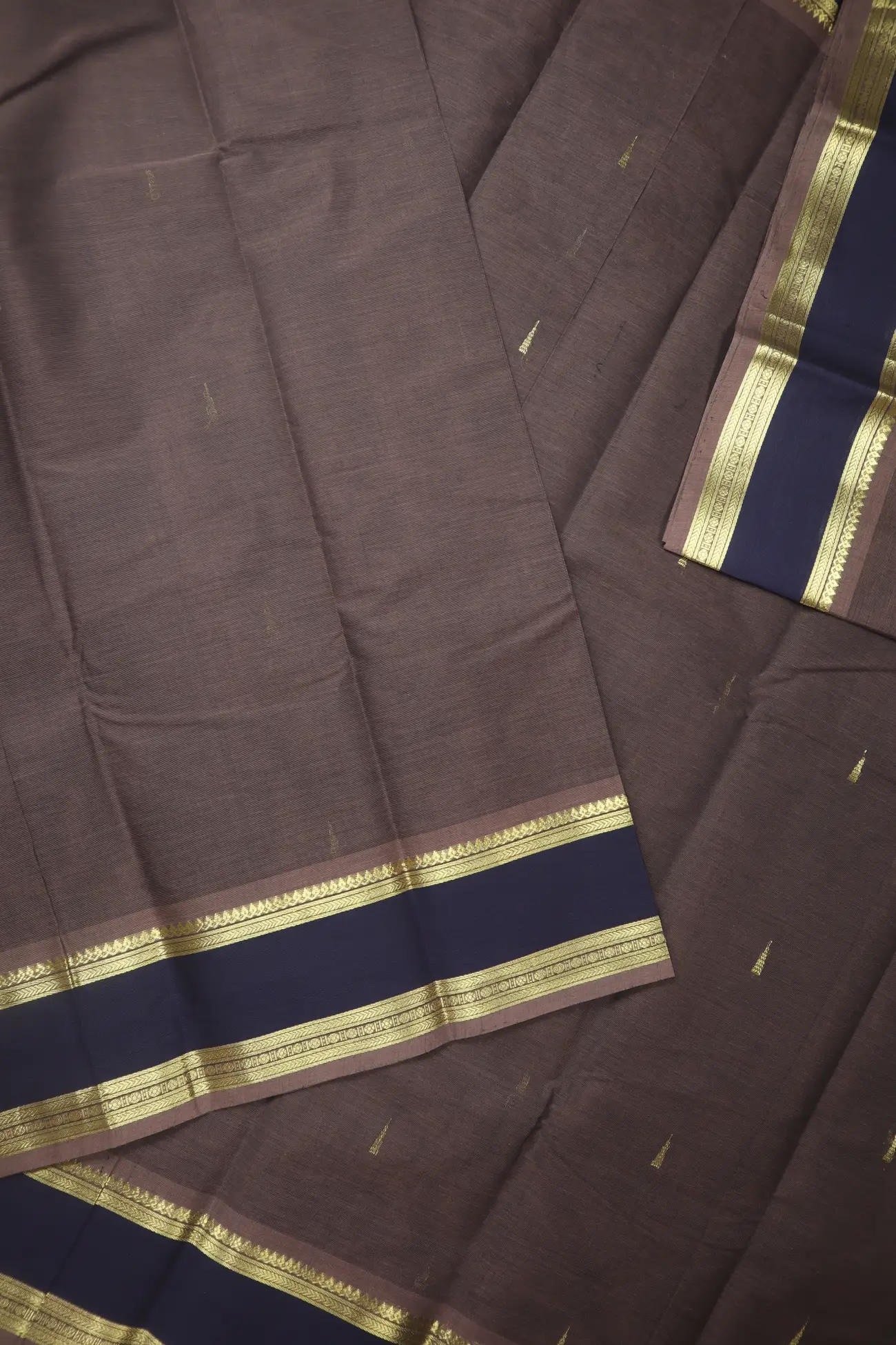 brown-temple-ruthratcham-rettai-pettu-kanchi-cotton-saree-uu005694-e