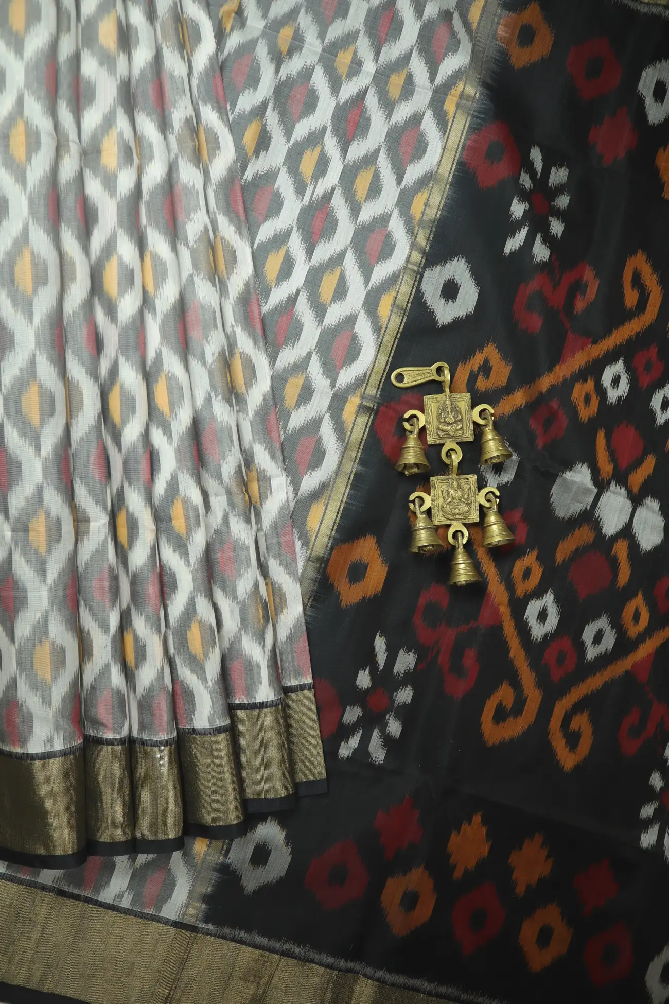 white-flower-ikat-pochampally-silk-cotton-saree-sc003138-a