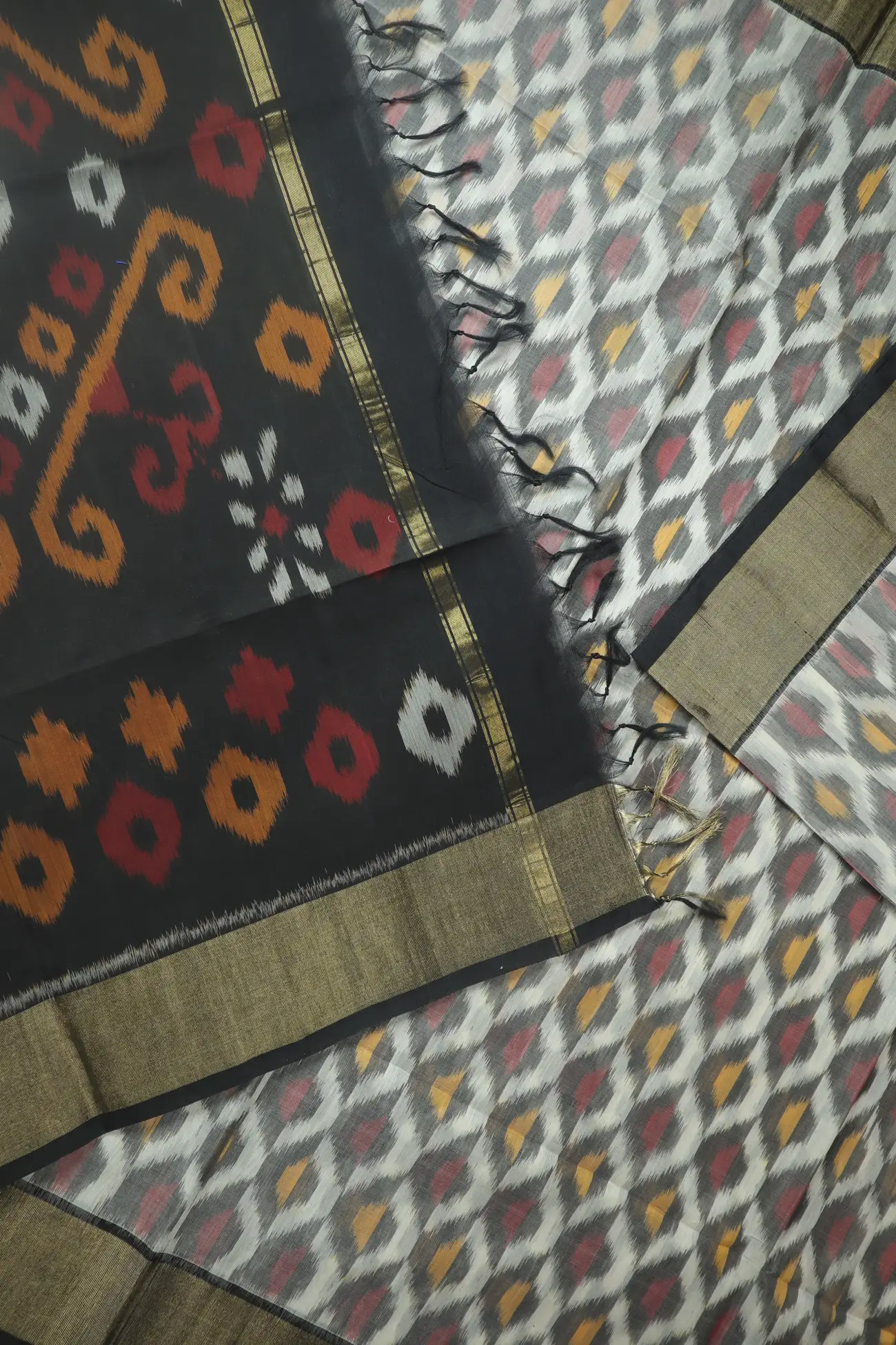 white-flower-ikat-pochampally-silk-cotton-saree-sc003138-b