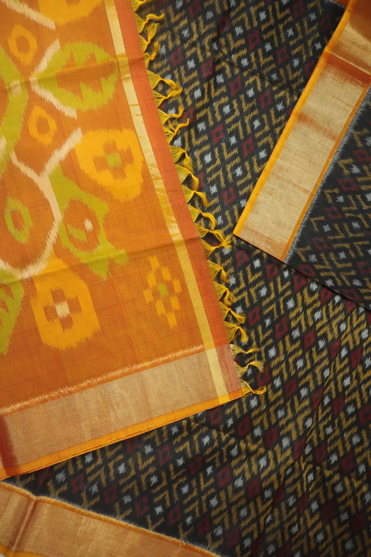 black-ikat-flower-pochampally-silk-cotton-saree-sc003139-b
