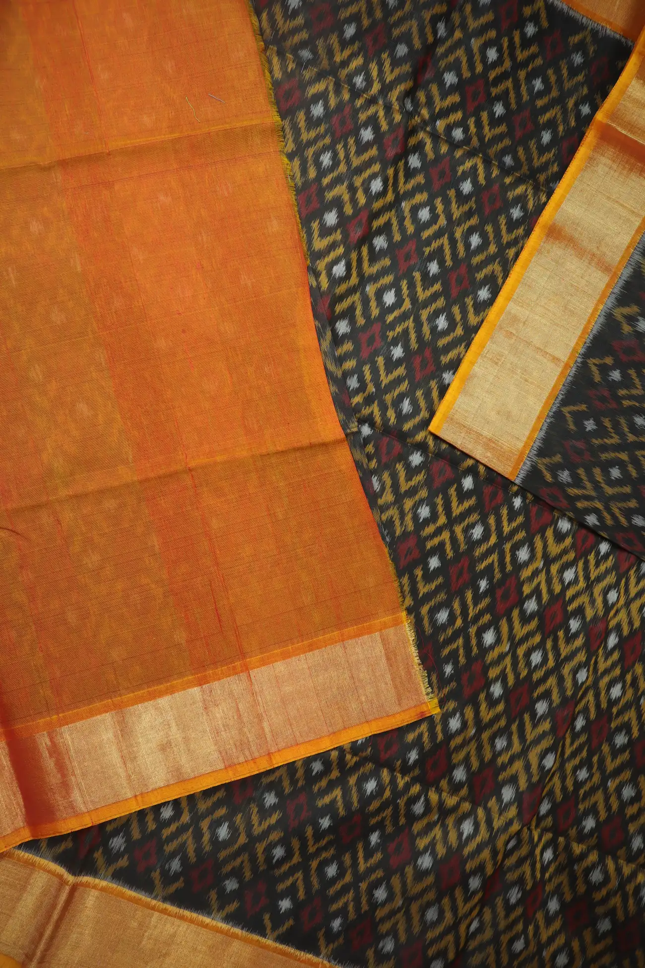 black-ikat-flower-pochampally-silk-cotton-saree-sc003139-e