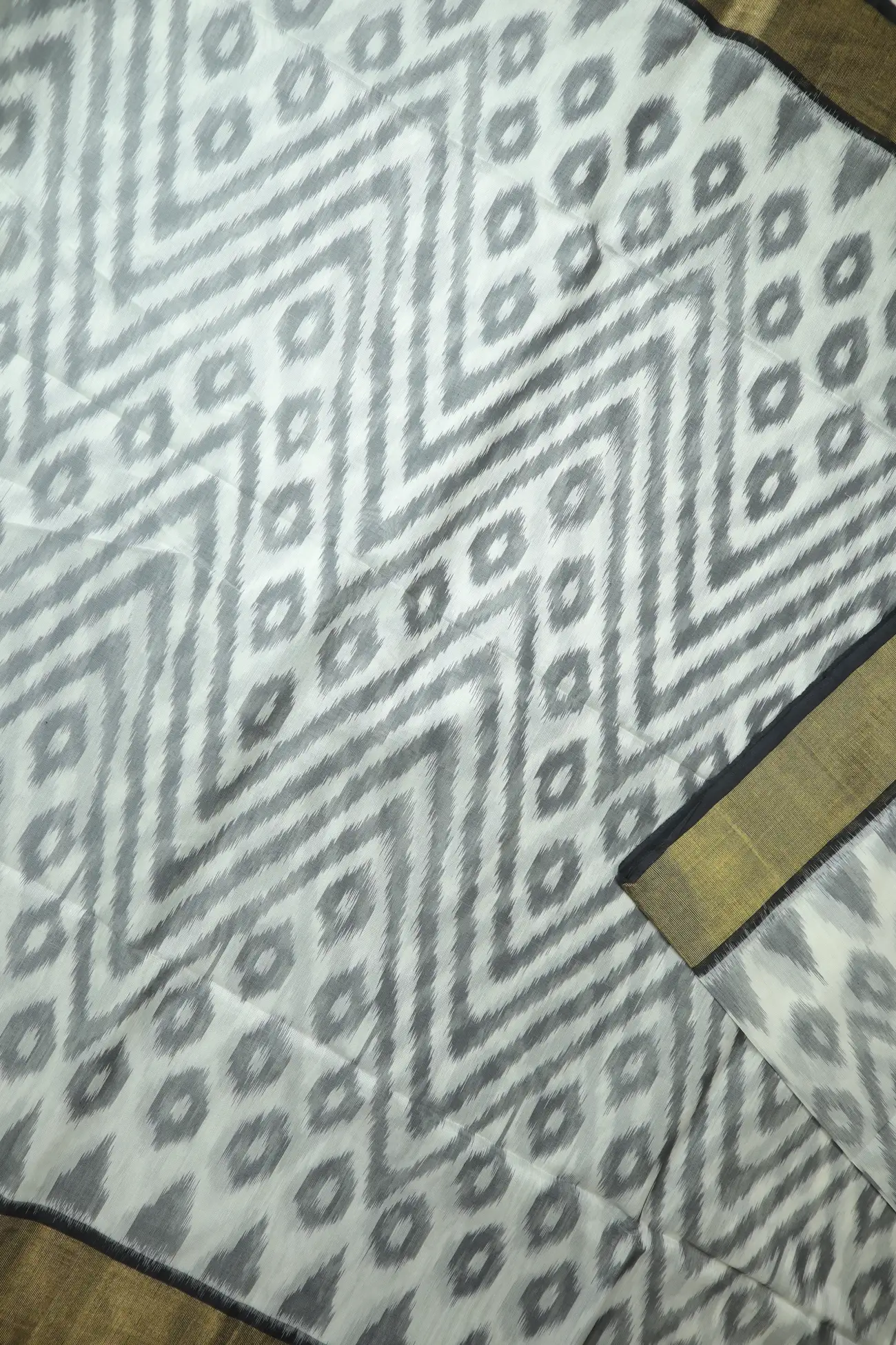 white-ikat-pochampally-silk-cotton-saree-sc003150-d