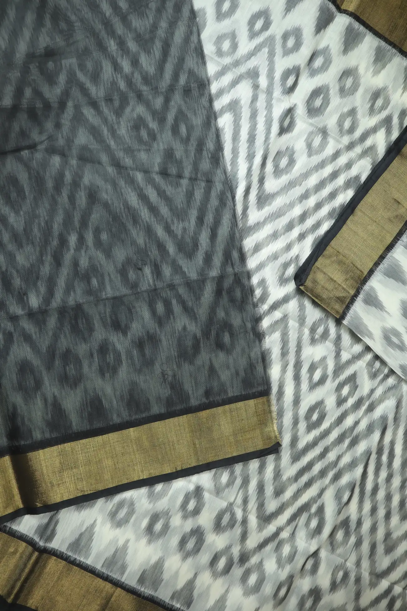 white-ikat-pochampally-silk-cotton-saree-sc003150-e