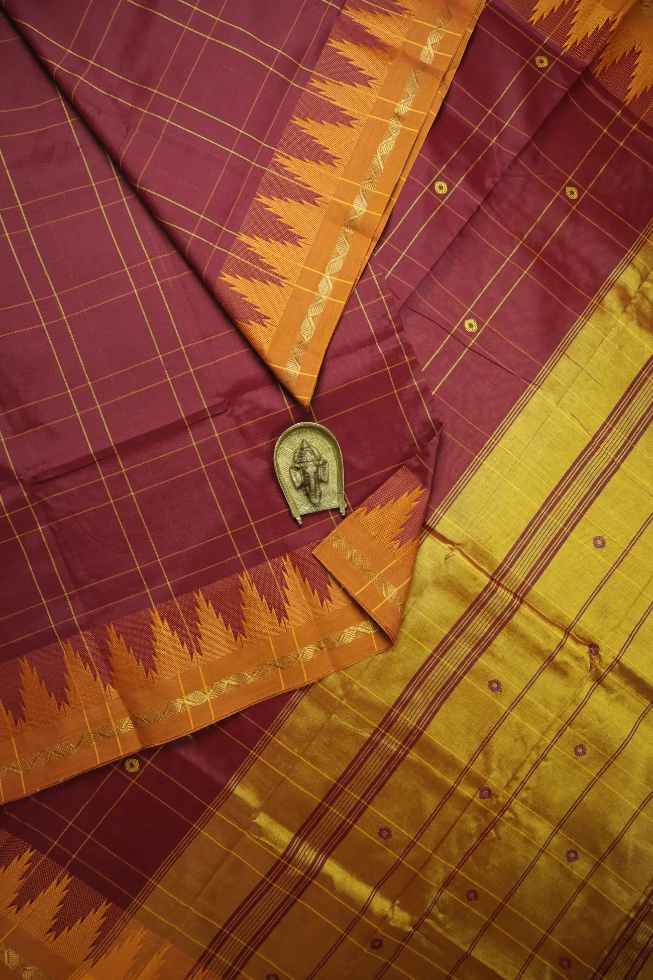 dark-magenta-temple-checked-kundavai-saree-kun000109-a