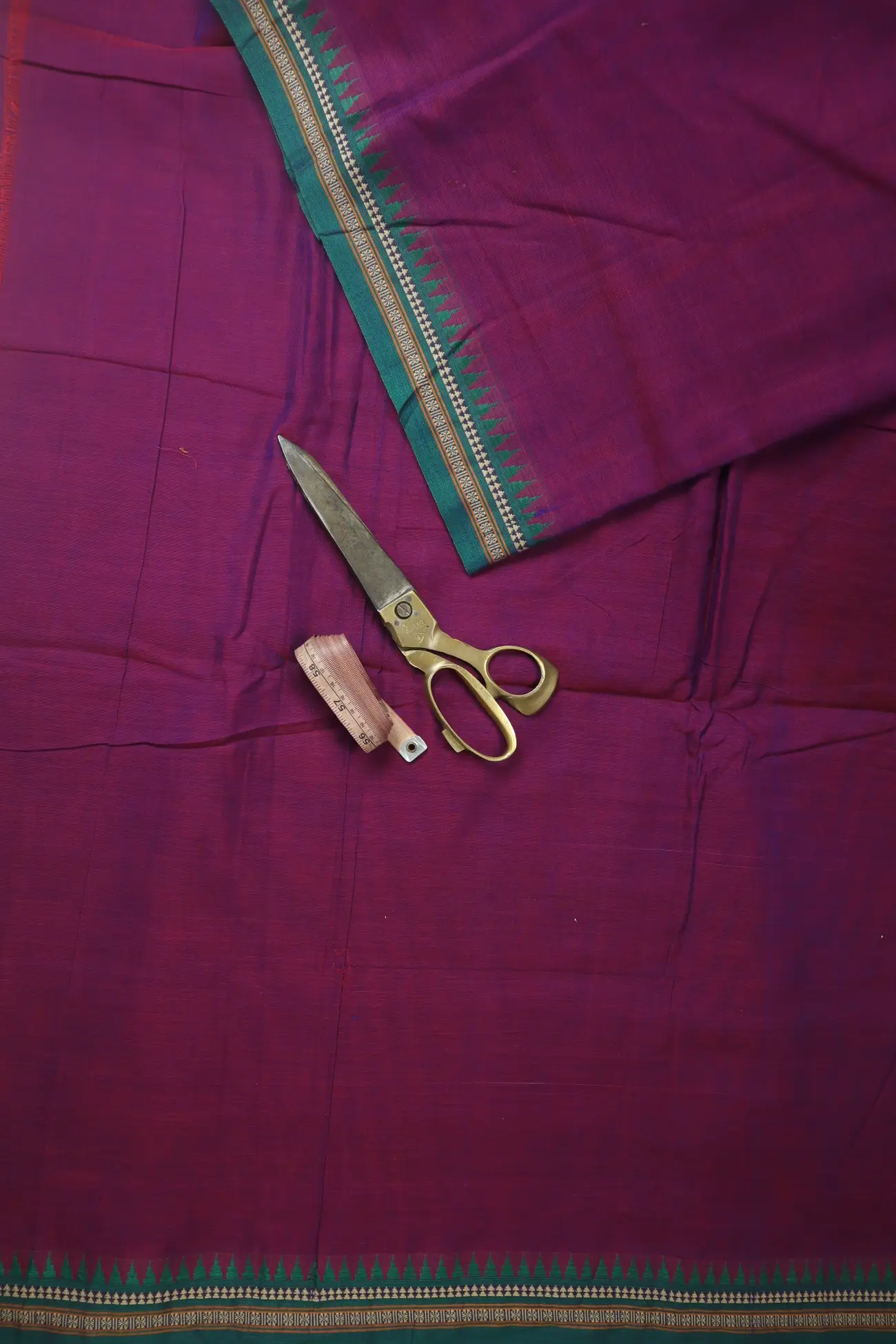 magenta-temple-ruthratcham-narayanpet-fabric-soft-cotton-fabric-pf000568-b