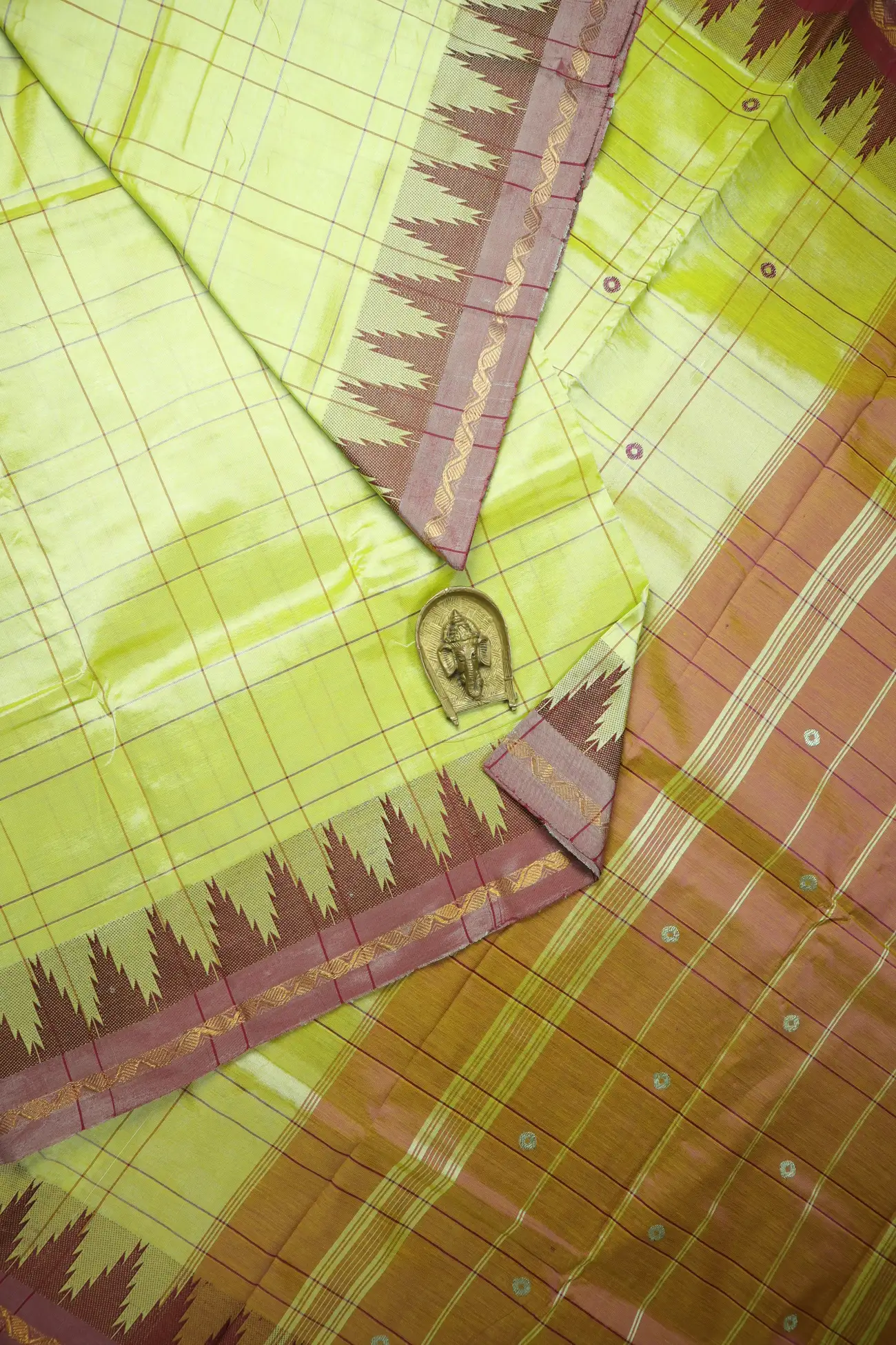 beige-thalampoo-reku-leaf-kundavai-saree-kun000101-a