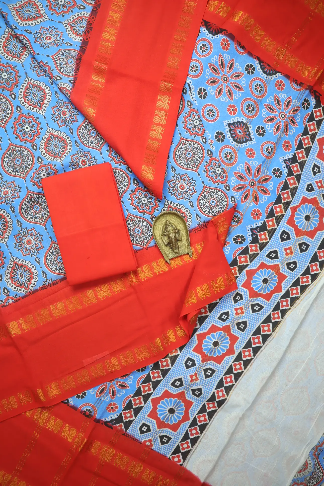 light-blue-flower-rettai-pettu-peacock-madurai-sungudi-saree-ss006603-a
