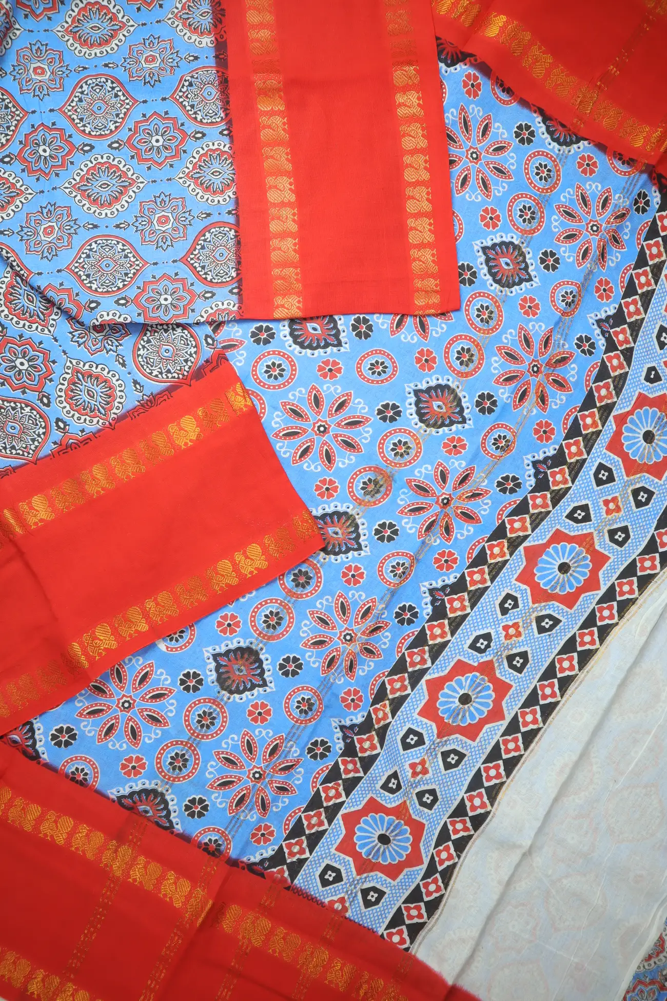 light-blue-flower-rettai-pettu-peacock-madurai-sungudi-saree-ss006603-b
