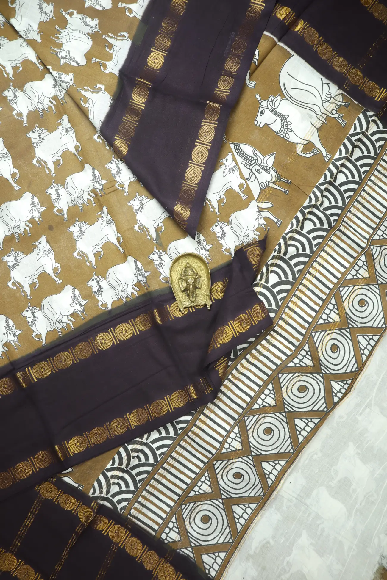brown-pichwai-madurai-sungudi-saree-ss006596-a
