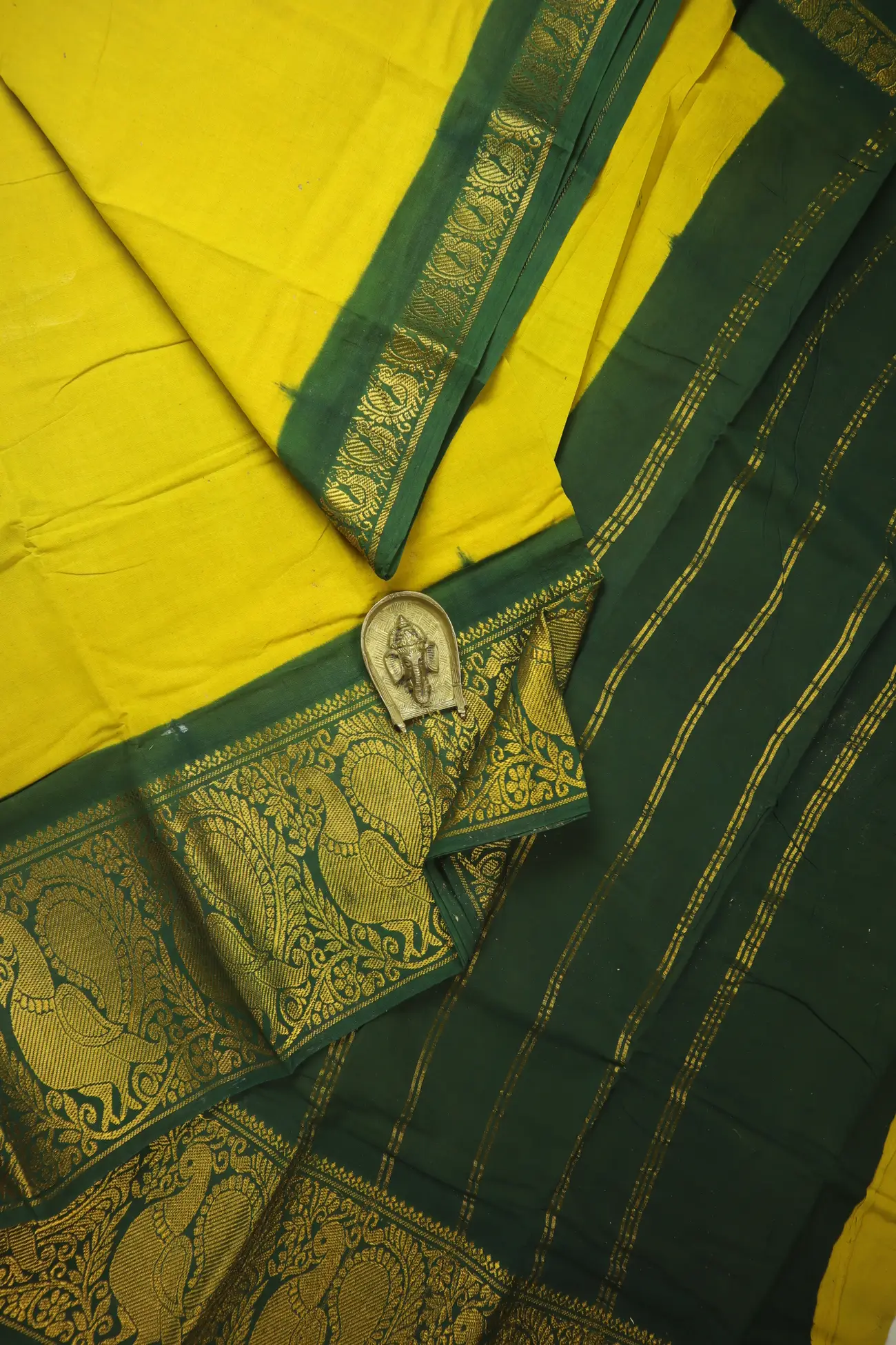 gold-peacock-madurai-sungudi-saree-ss006591-a