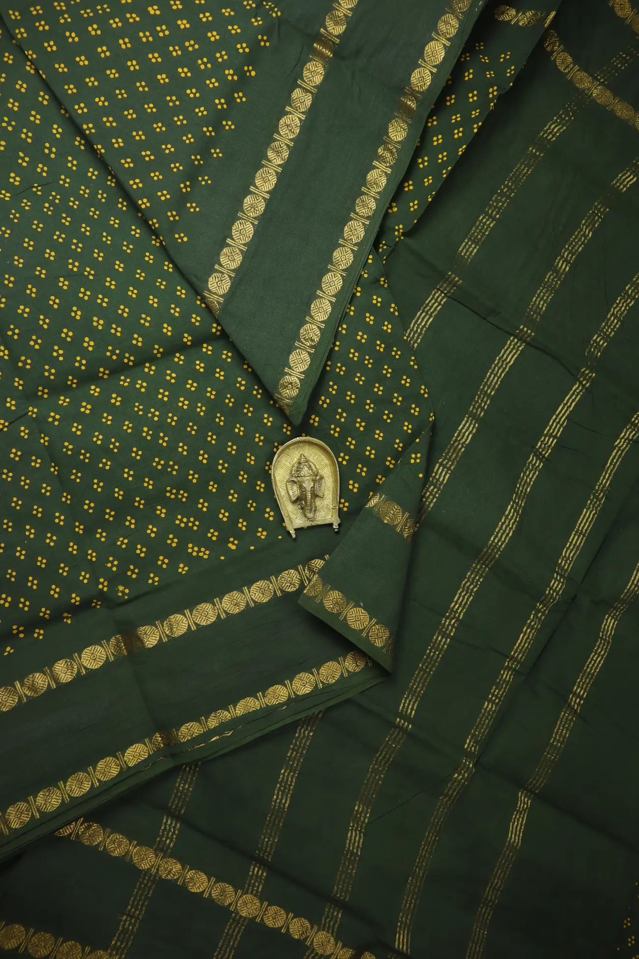 dark-green-rettai-pettu-dots-madurai-sungudi-saree-ss006570-a