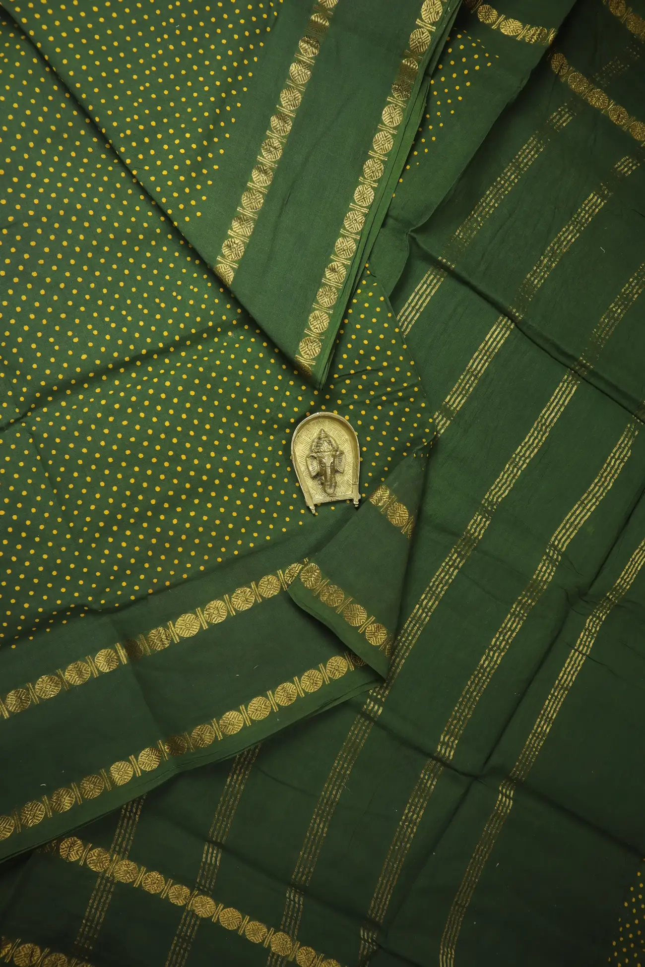 green-rettai-pettu-ruthratcham-dots-madurai-sungudi-saree-ss006572-a