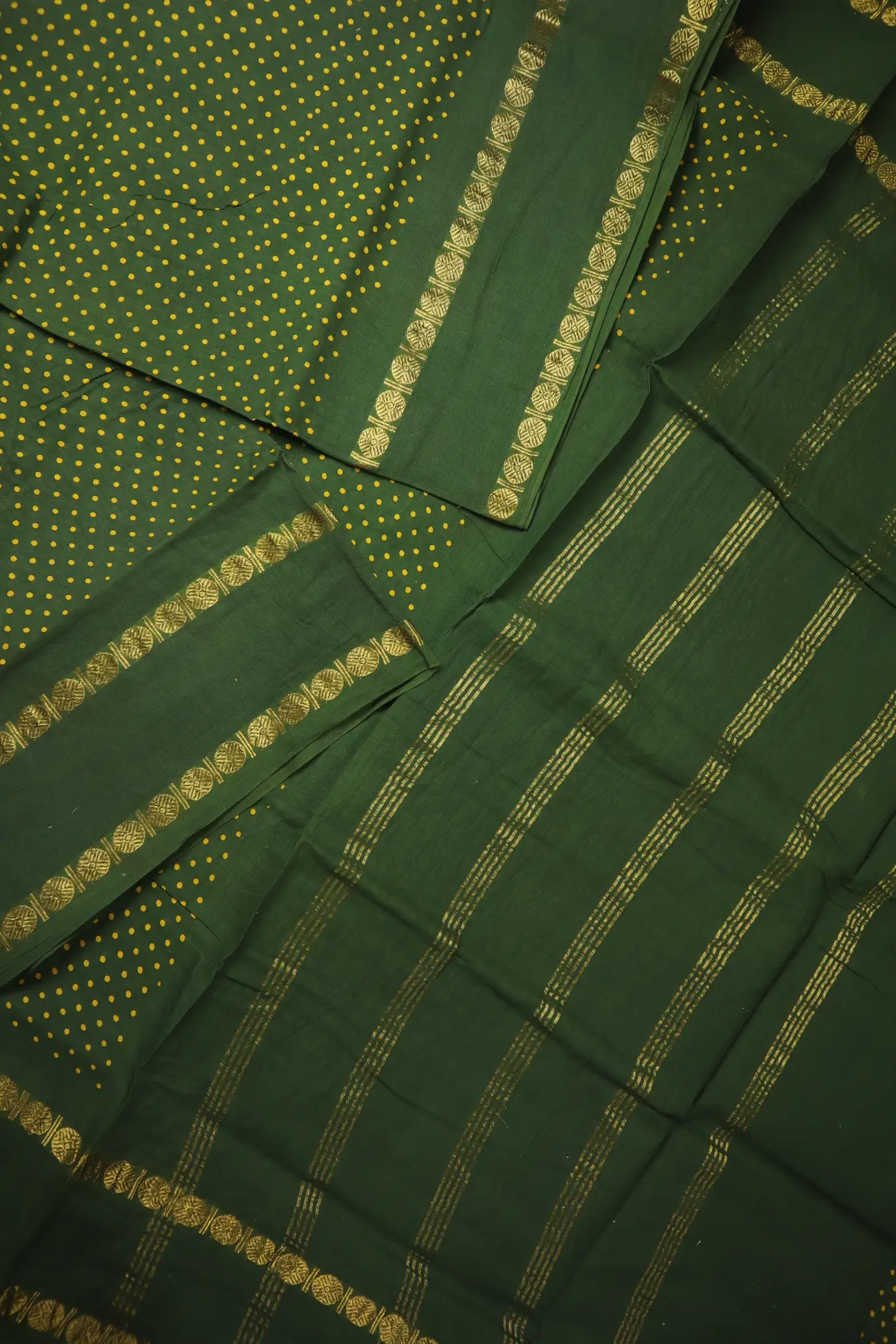 green-rettai-pettu-ruthratcham-dots-madurai-sungudi-saree-ss006572-b