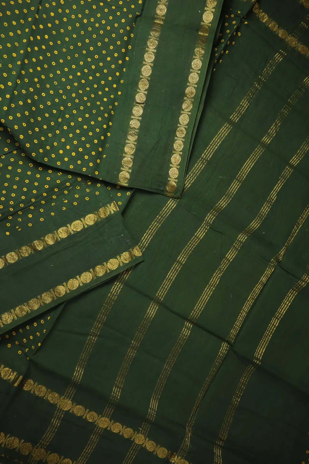 dark-green-rettai-pettu-ruthratcham-dots-madurai-sungudi-saree-ss006573-b
