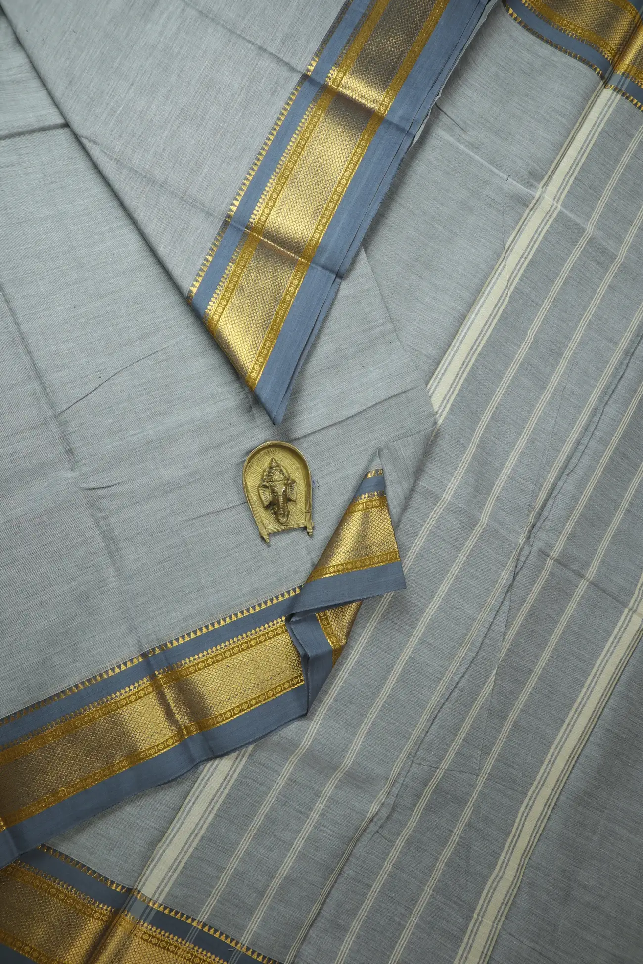 grey-bavanji-border-kundavai-saree-kun000122-a