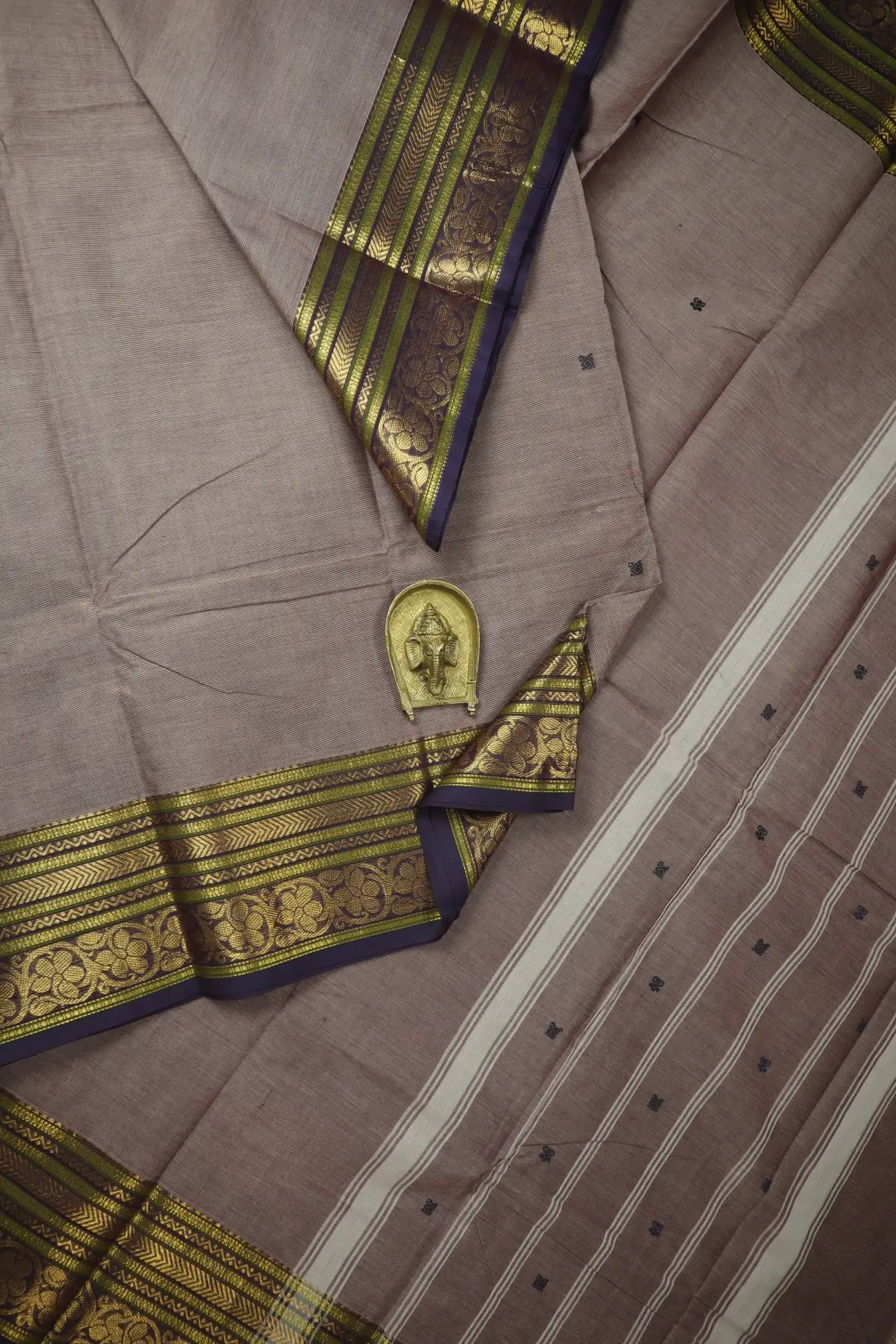 dim-gray-flower-zigzag-grand-chettinad-saree-gc002938-a