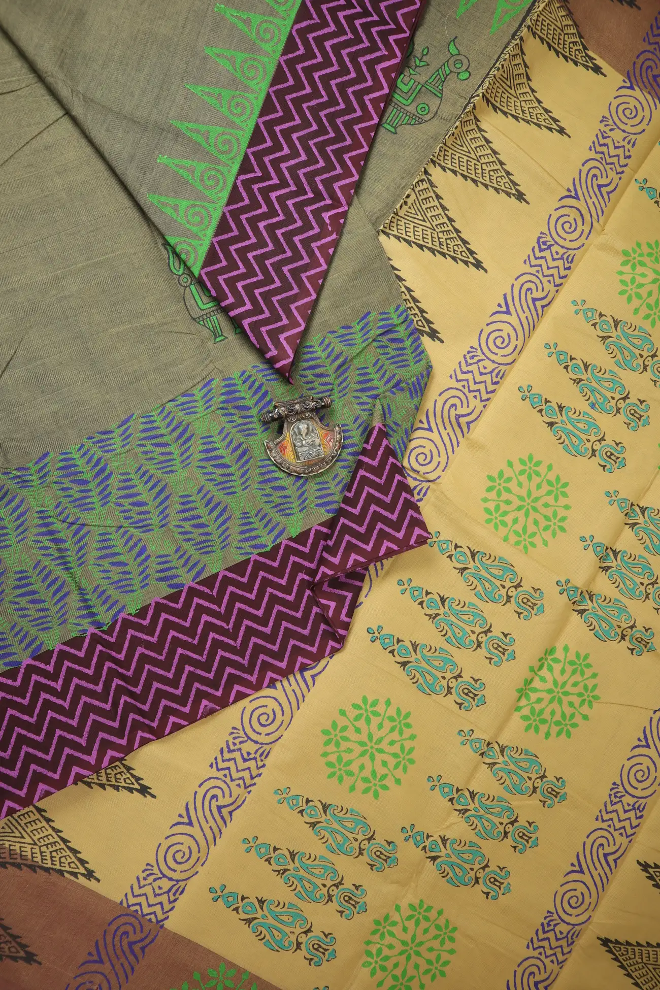 dim-gray-leaf-zigzag-chettinad-printed-saree-cp000123-a