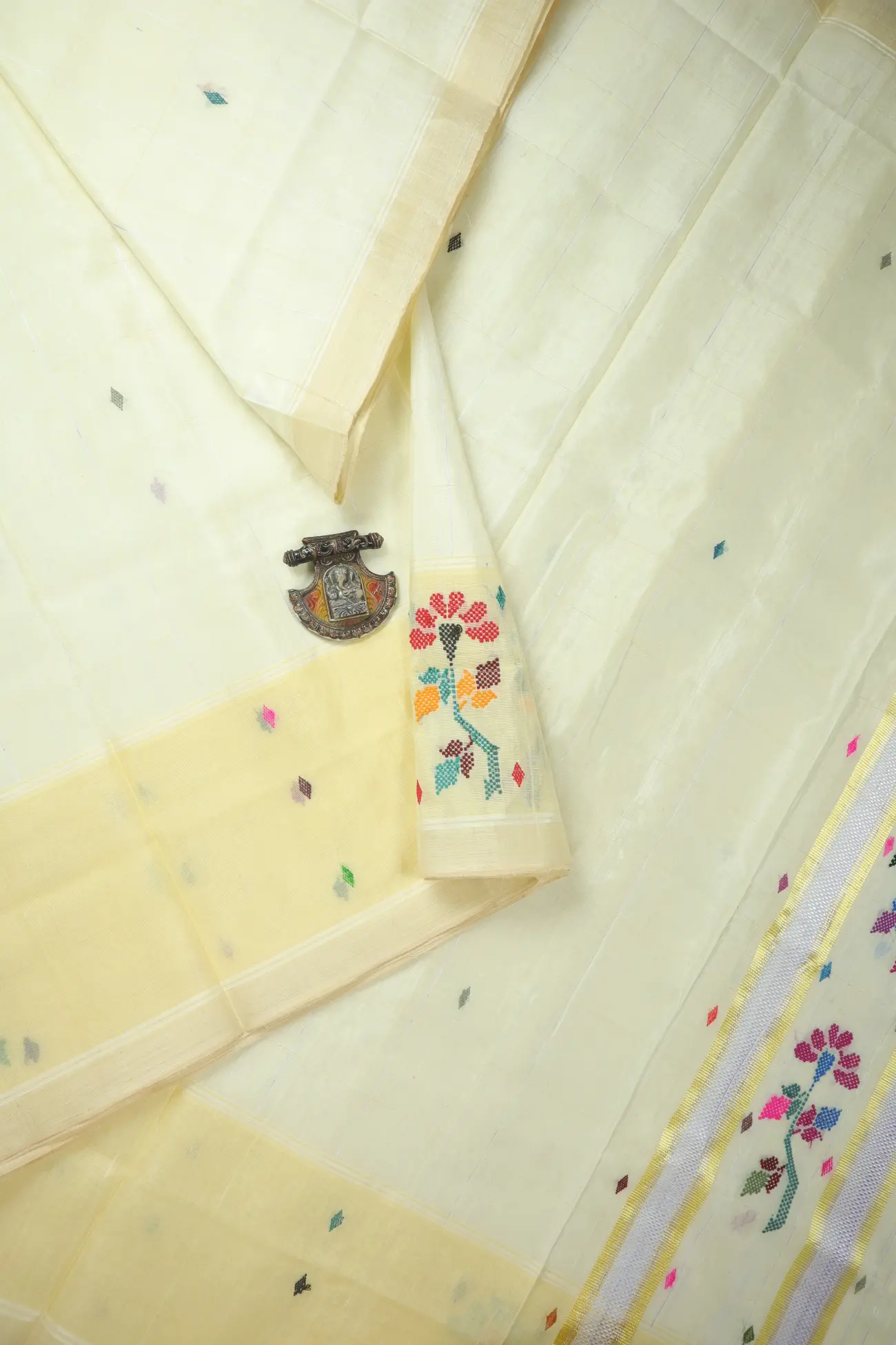 ivory-flower-chedi-butta-saree-cb000541-a