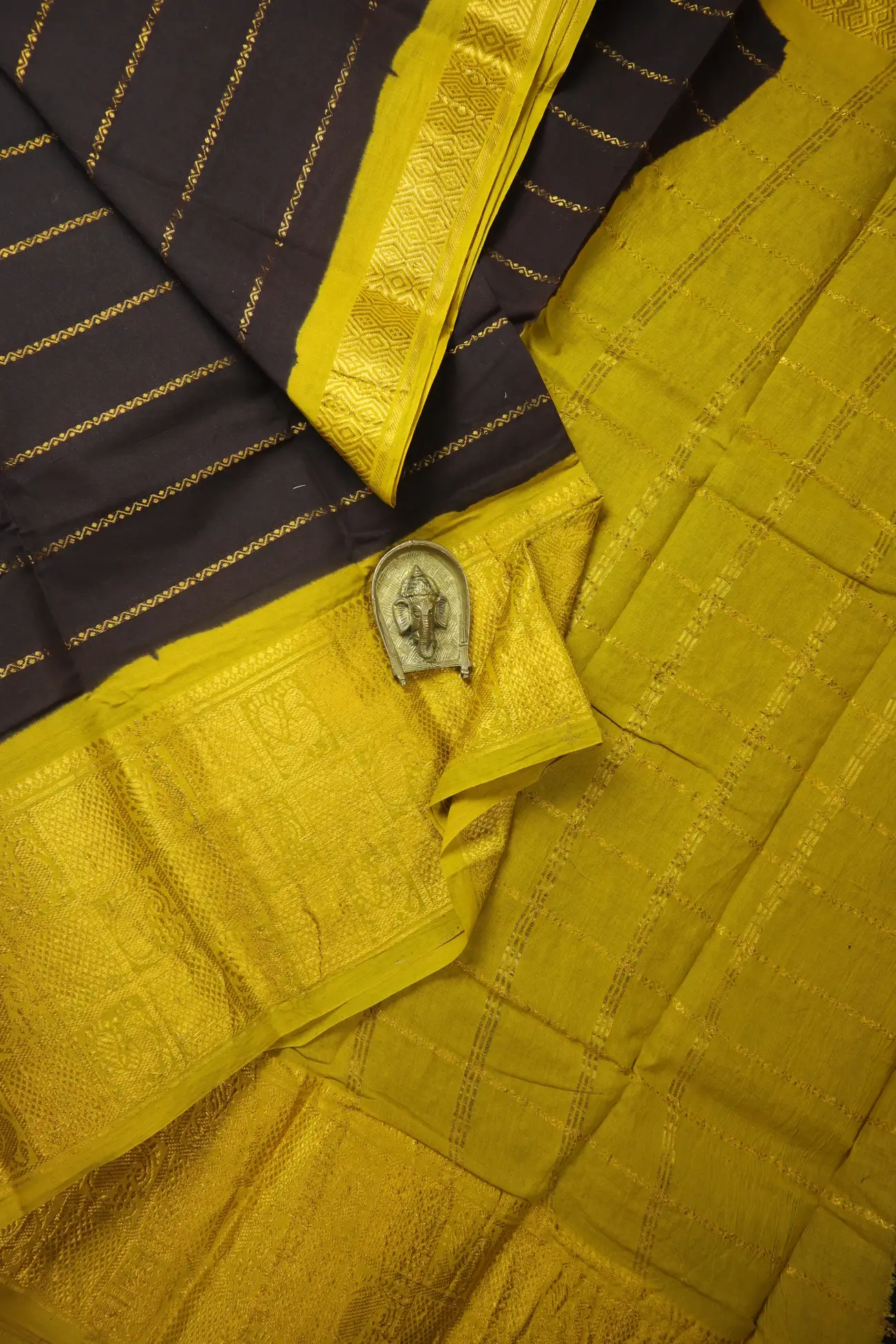 coffee-brown-veldhari-peacock-madurai-sungudi-saree-ss006708-a
