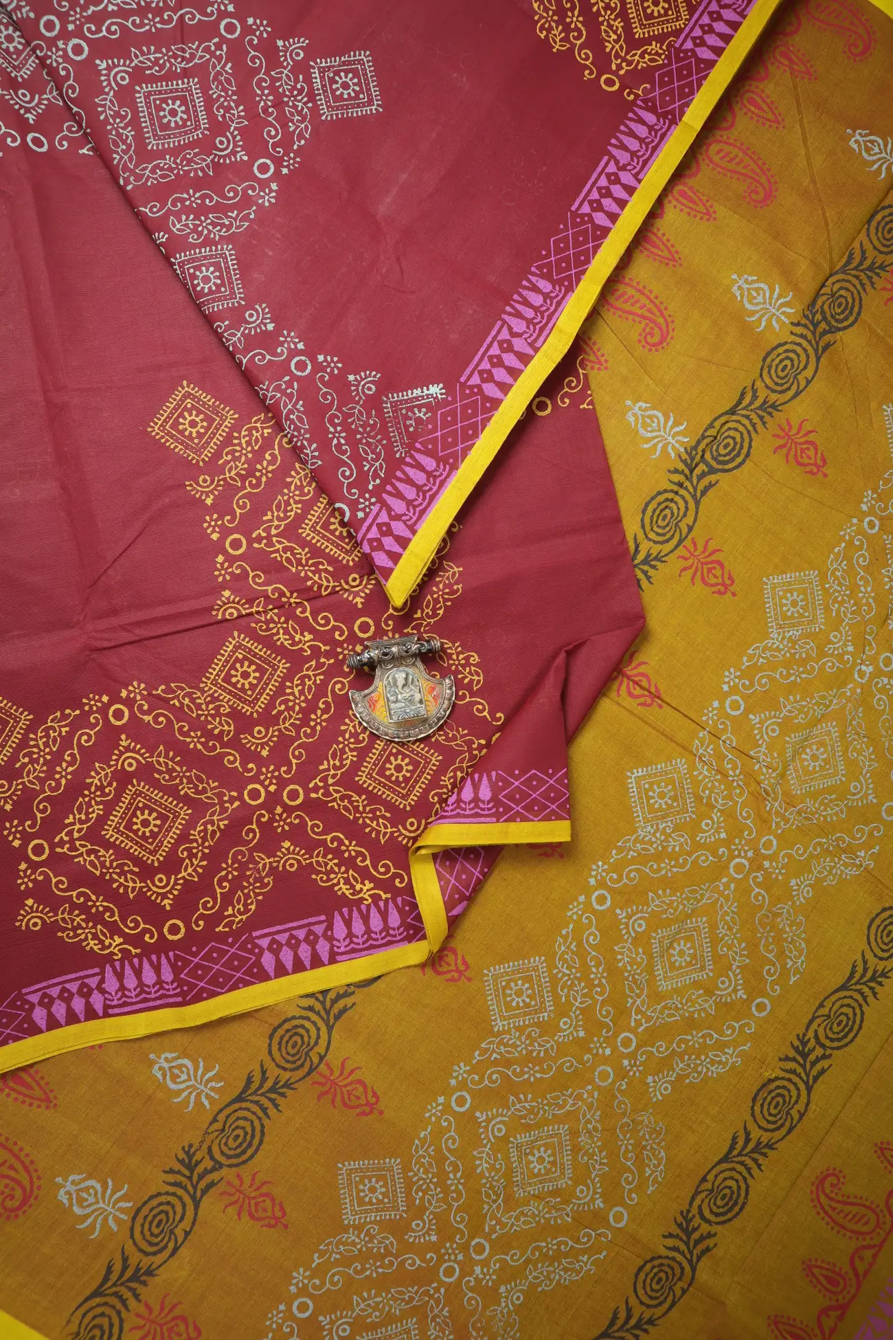 maroon-diamoned-leaf-chettinad-printed-saree-gc002983-a