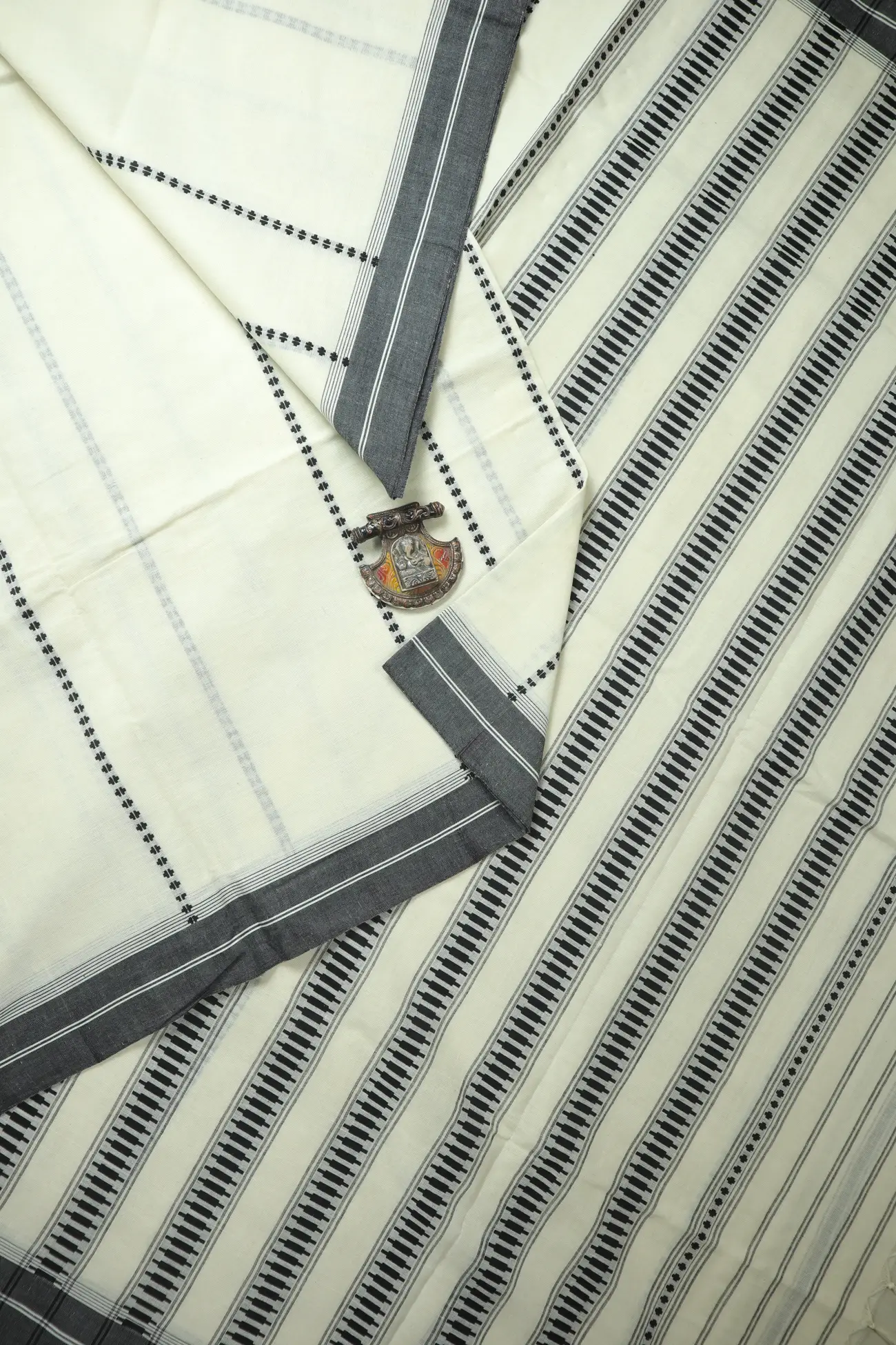 white-vertical-stripes-begumpuri-saree-kv001539-a