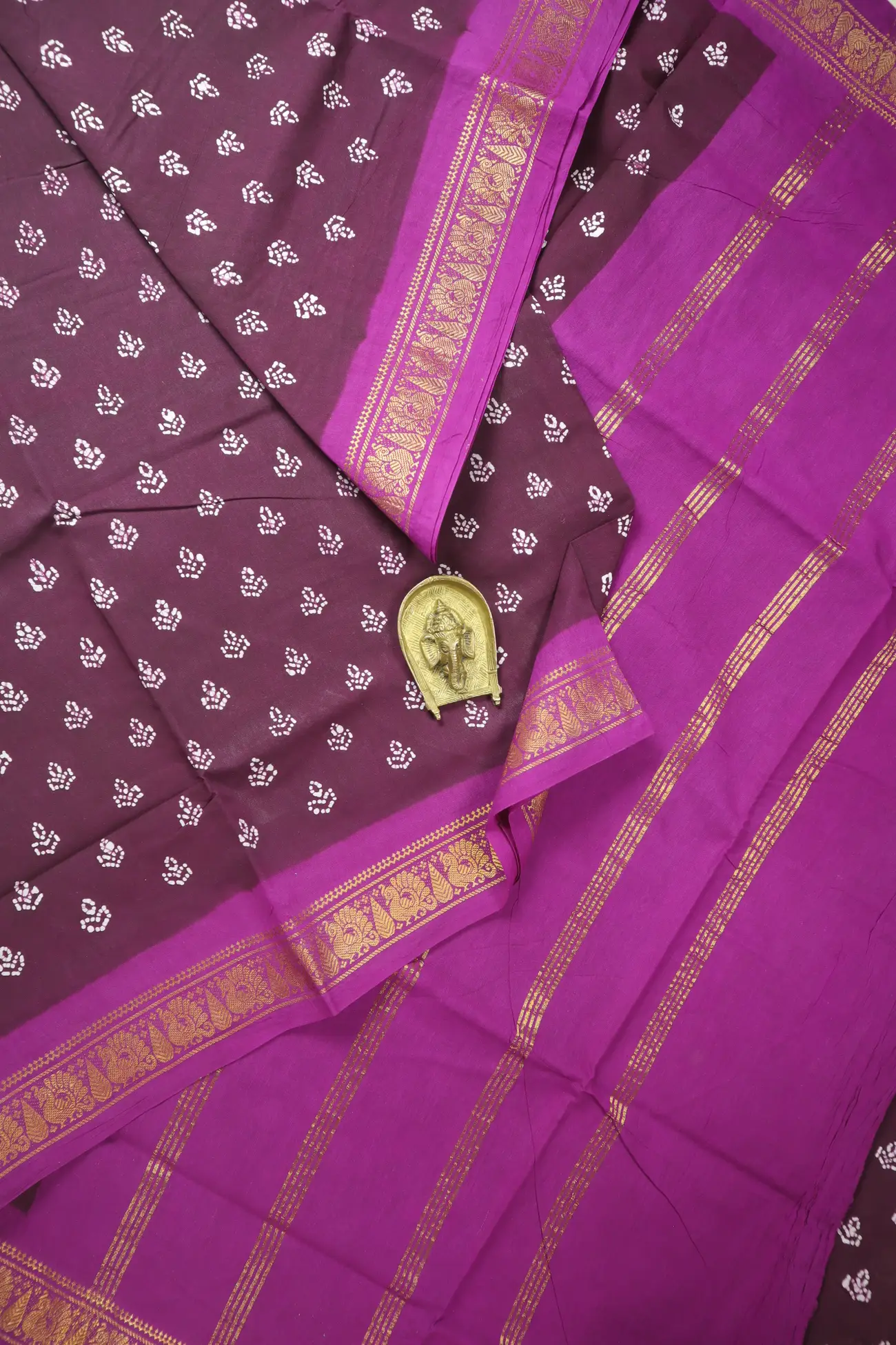 brown-flower-heart-peacock-madurai-sungudi-saree-ss006651-a