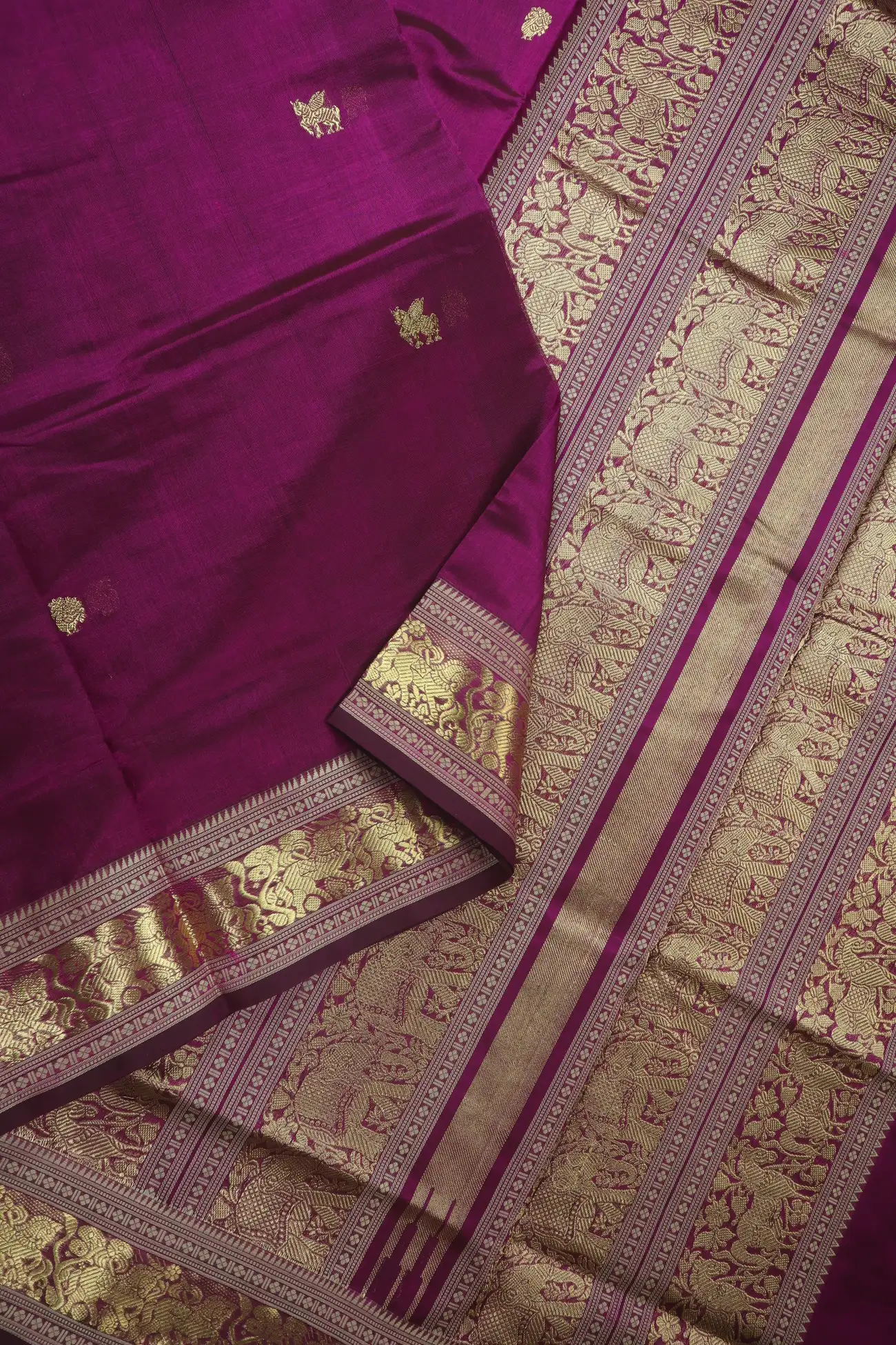 magenta-kamalam-butta-peacock-yazhi-horse-kanchi-silk-cotton-saree-sc003202-b
