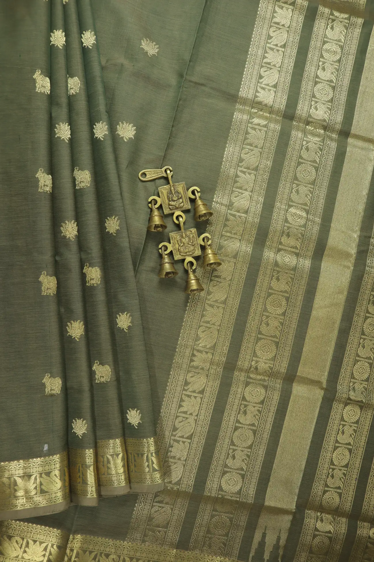 dim-gray-lotus-cow-yazhi-kanchi-silk-cotton-saree-sc003216-a