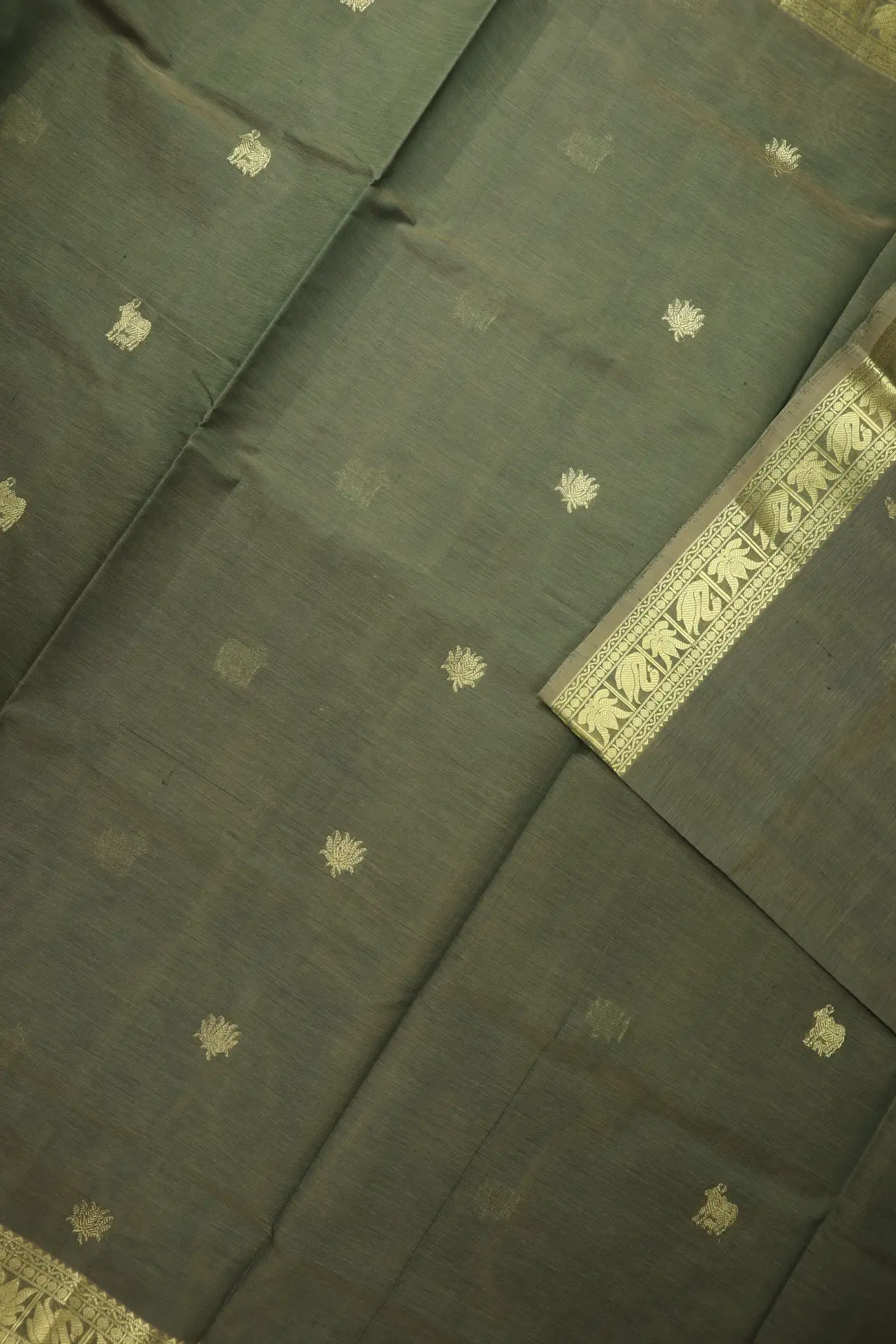 dim-gray-lotus-cow-yazhi-kanchi-silk-cotton-saree-sc003216-c