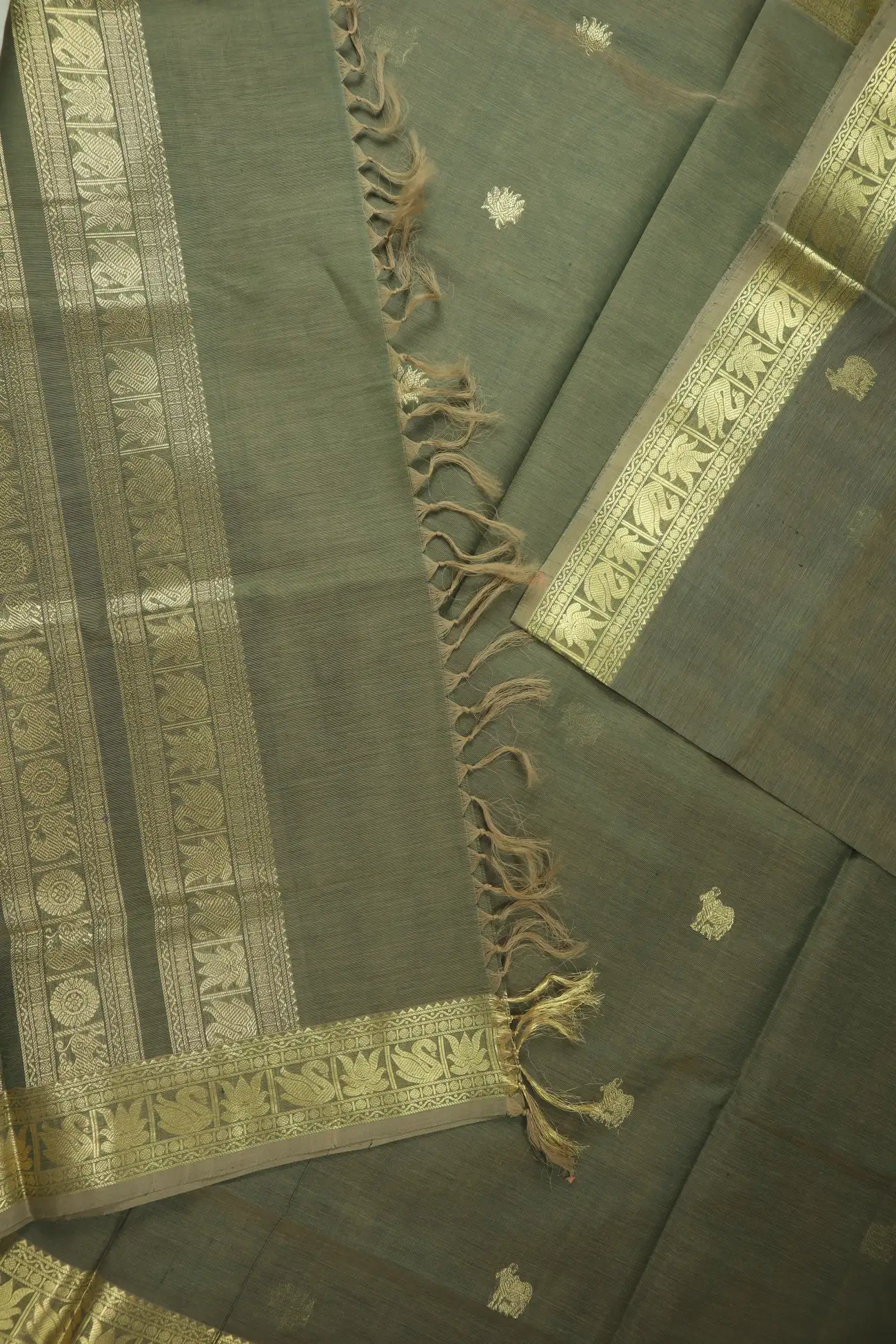 dim-gray-lotus-cow-yazhi-kanchi-silk-cotton-saree-sc003216-d