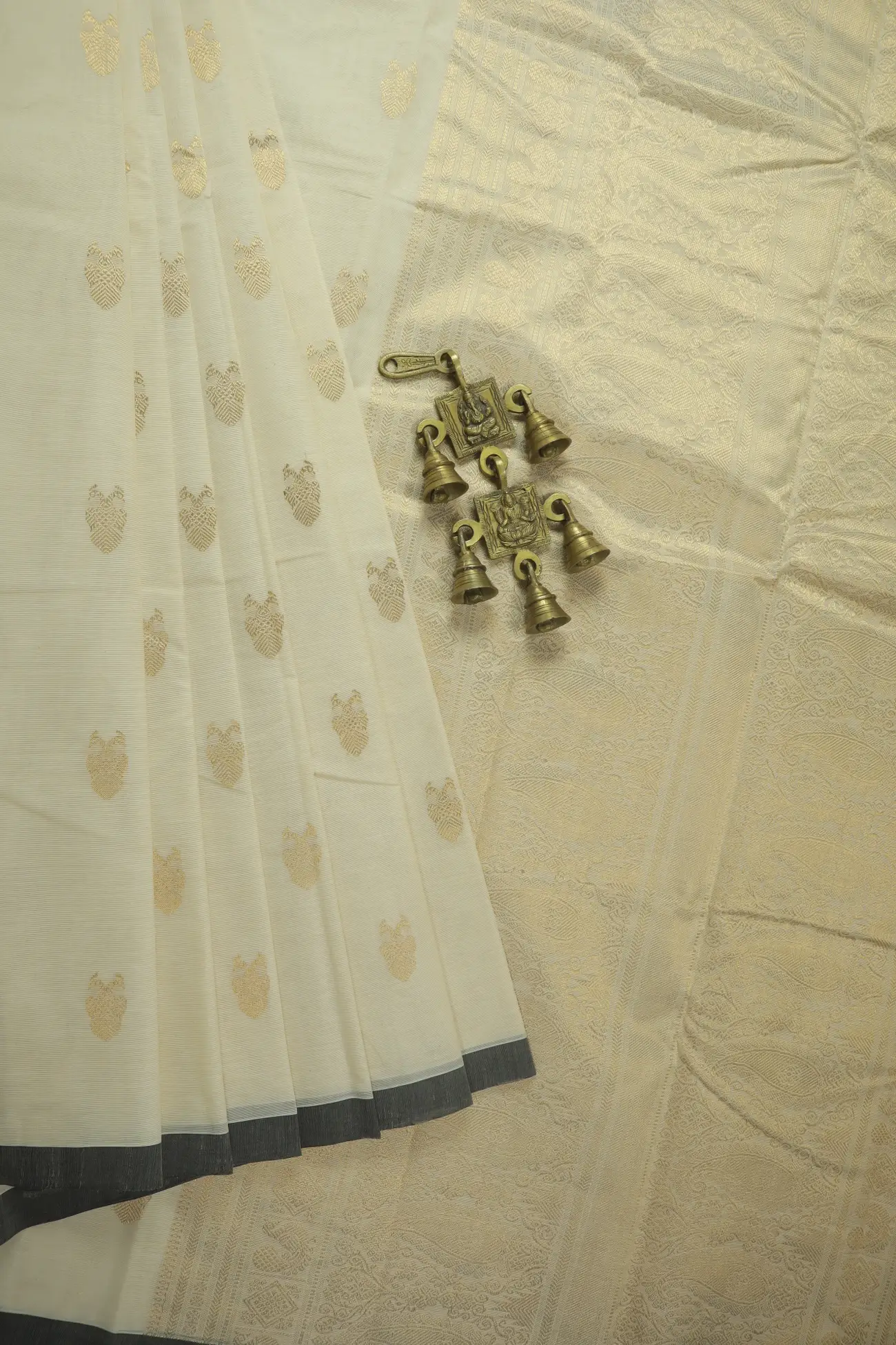 off-white-iruthalai-pakshi-thalampoo-reku-mango-kanchi-cotton-saree-ek000006-a