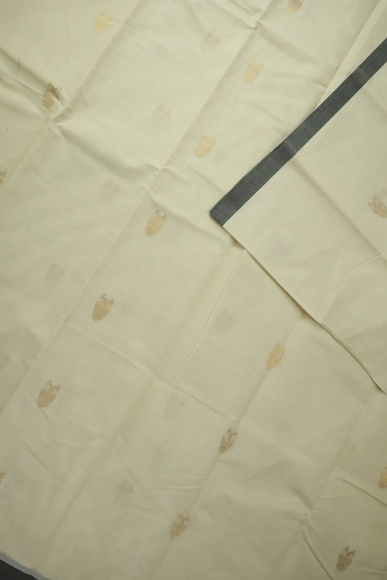 off-white-iruthalai-pakshi-thalampoo-reku-mango-kanchi-cotton-saree-ek000006-c