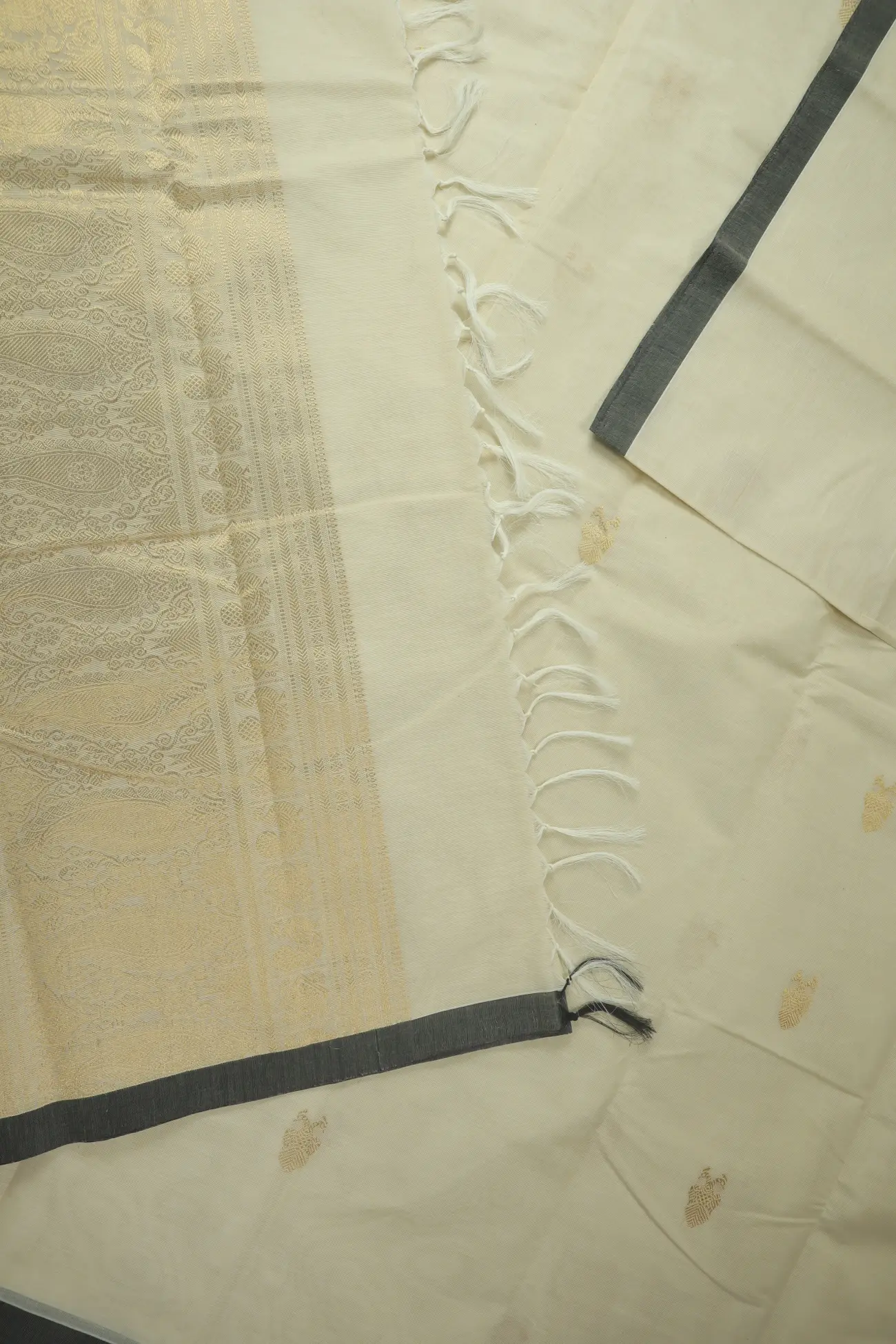off-white-iruthalai-pakshi-thalampoo-reku-mango-kanchi-cotton-saree-ek000006-d