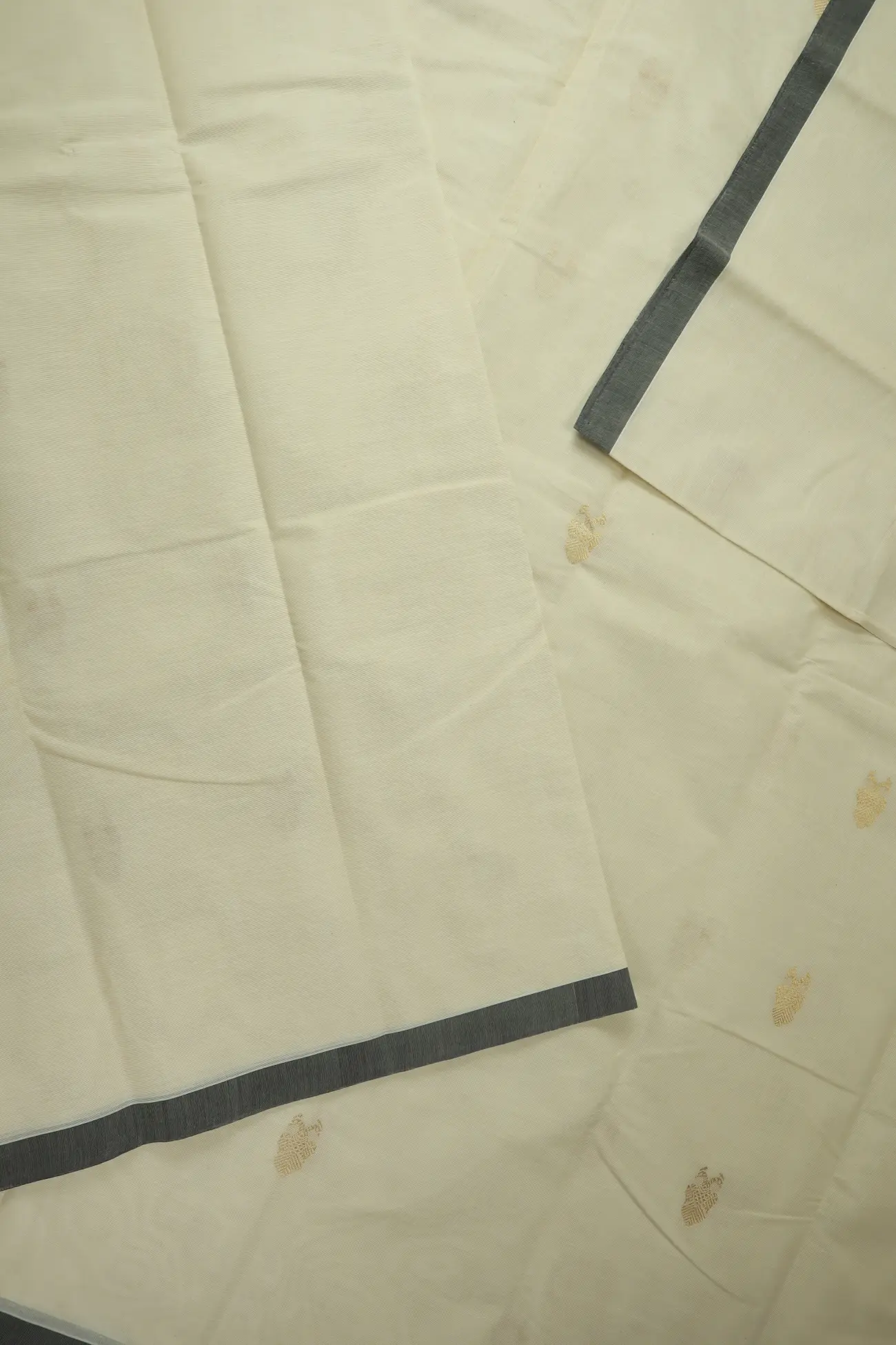 off-white-iruthalai-pakshi-thalampoo-reku-mango-kanchi-cotton-saree-ek000006-e