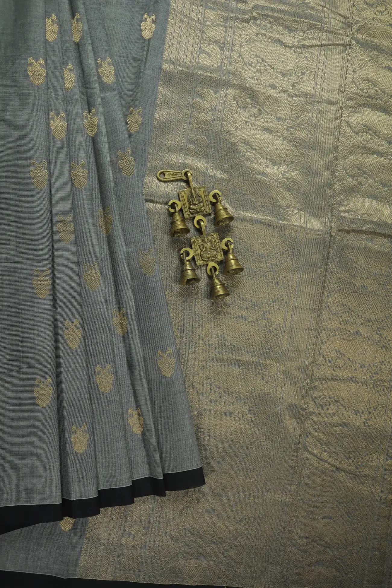 grey-iruthalai-pakshi-mango-peacock-ruthratcham-kanchi-cotton-saree-ek000008-a