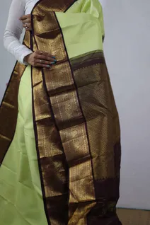 pure-kanchi-korvai-silk-saree-in-pista-green-with-dark-brown-border-sw00000327-c