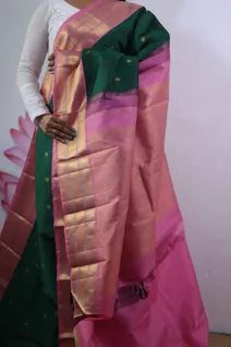 pure-kanchi-korvai-silk-saree-in-bottle-green-with-peach-border-sw00000328-c