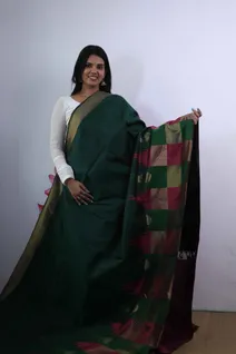 pure-zari-kanchi-silk-saree-with-bottle-green-and-magenta-checks-pattern-border-sw00000368-a