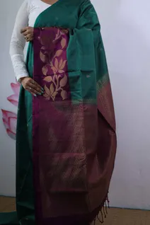 lightweight-silk-saree-with-bottle-green-body-purple-pallu-and-vairaoosi-pattern-sw00000372-c