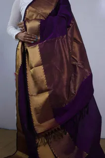 pure-handwoven-silk-cotton-saree-in-violet-with-big-gold-getti-border-sw00000381-c