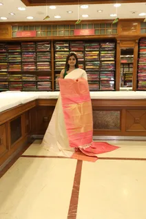 cream-and-red-pure-zari-kanchi-silk-saree-with-vanasingaram-pattern-sw00000463-b