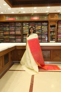 half-white-and-orange-pure-zari-kanchi-silk-saree-with-contrasting-pallu-and-blouse-sw00000461-b