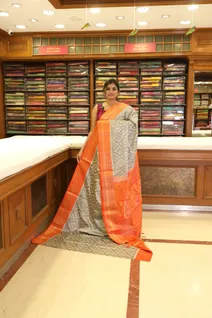 lightweight-silk-saree-in-grey-with-pochampally-pattern-orange-border-sw000001277-b