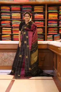wine-checked-pure-zari-kanchi-silk-saree-with-black-zari-border-sw000001696-b
