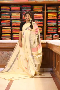 half-white-kanchi-silk-saree-with-intricate-thread-work-01728-b