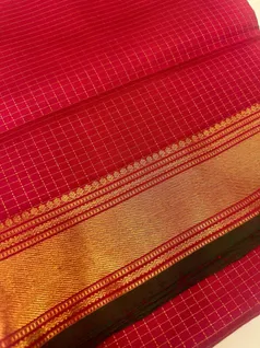 9-yards-red-vairaoosi-with-getty-border-sw00000234-b